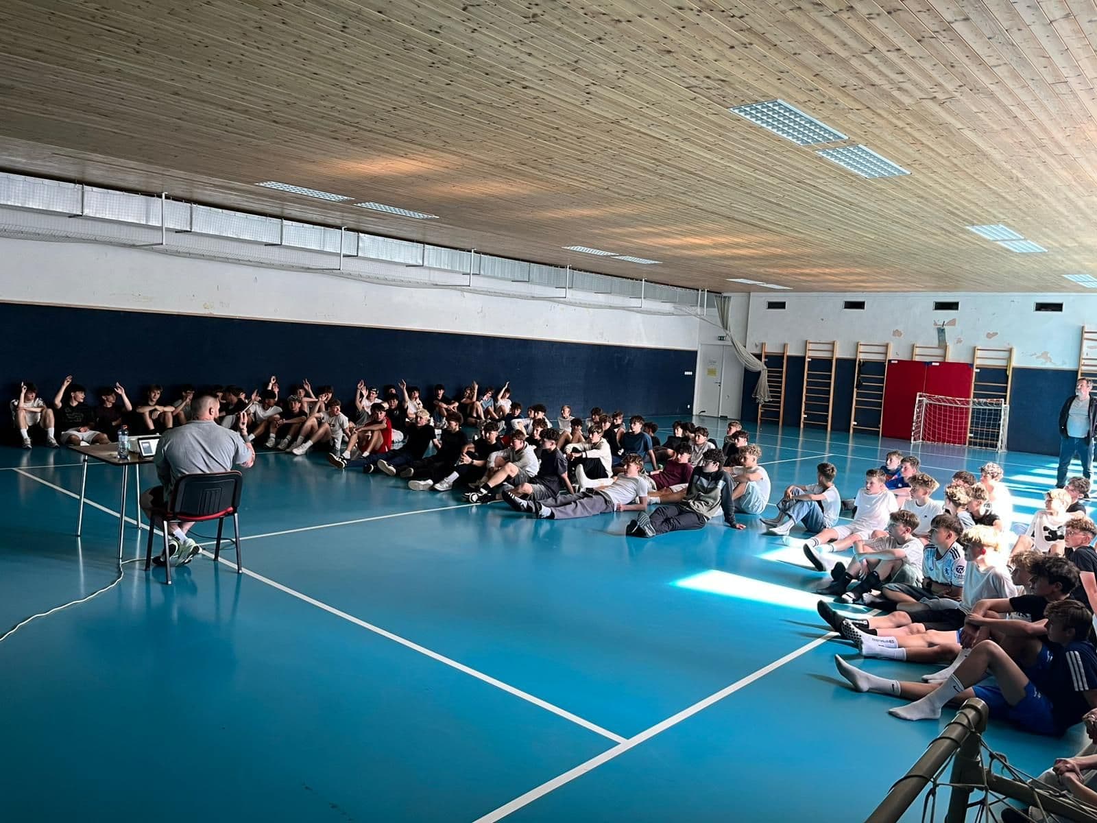 Kreatin pod drobnohledem: Mládež si vyslechla přednášku kondičního trenéra Dominika Špavelka