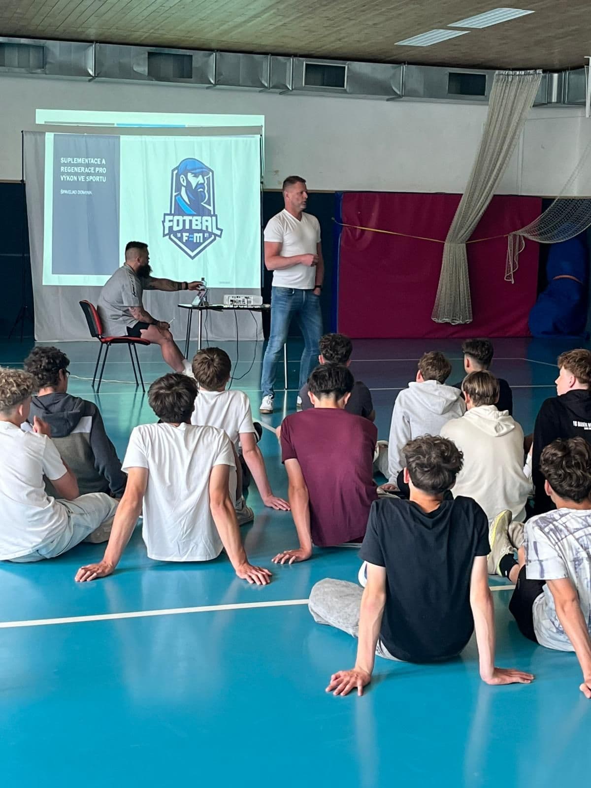 Kreatin pod drobnohledem: Mládež si vyslechla přednášku kondičního trenéra Dominika Špavelka