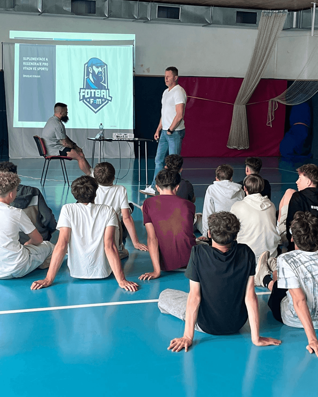 Kreatin pod drobnohledem: Mládež si vyslechla přednášku kondičního trenéra Dominika Špavelka